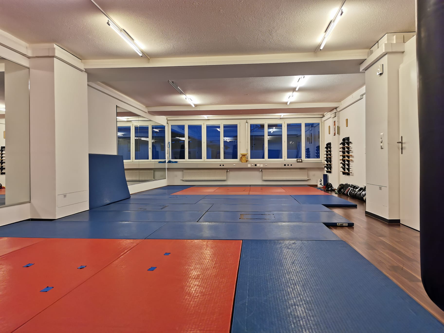 In unserem Dojo fühlen sich jung und alt wohl, jeder ist willkommen. Strapazierfähige Tatami-Matten schützen die Sportlerinnen und Sportler während des Trainings.
Ninjutsu
Bujinkan Dojo
Ninpo St.Gallen
japanische Kampfkunst
Disziplin 
Respekt
Natur
Marek
kostenloses Probetraining